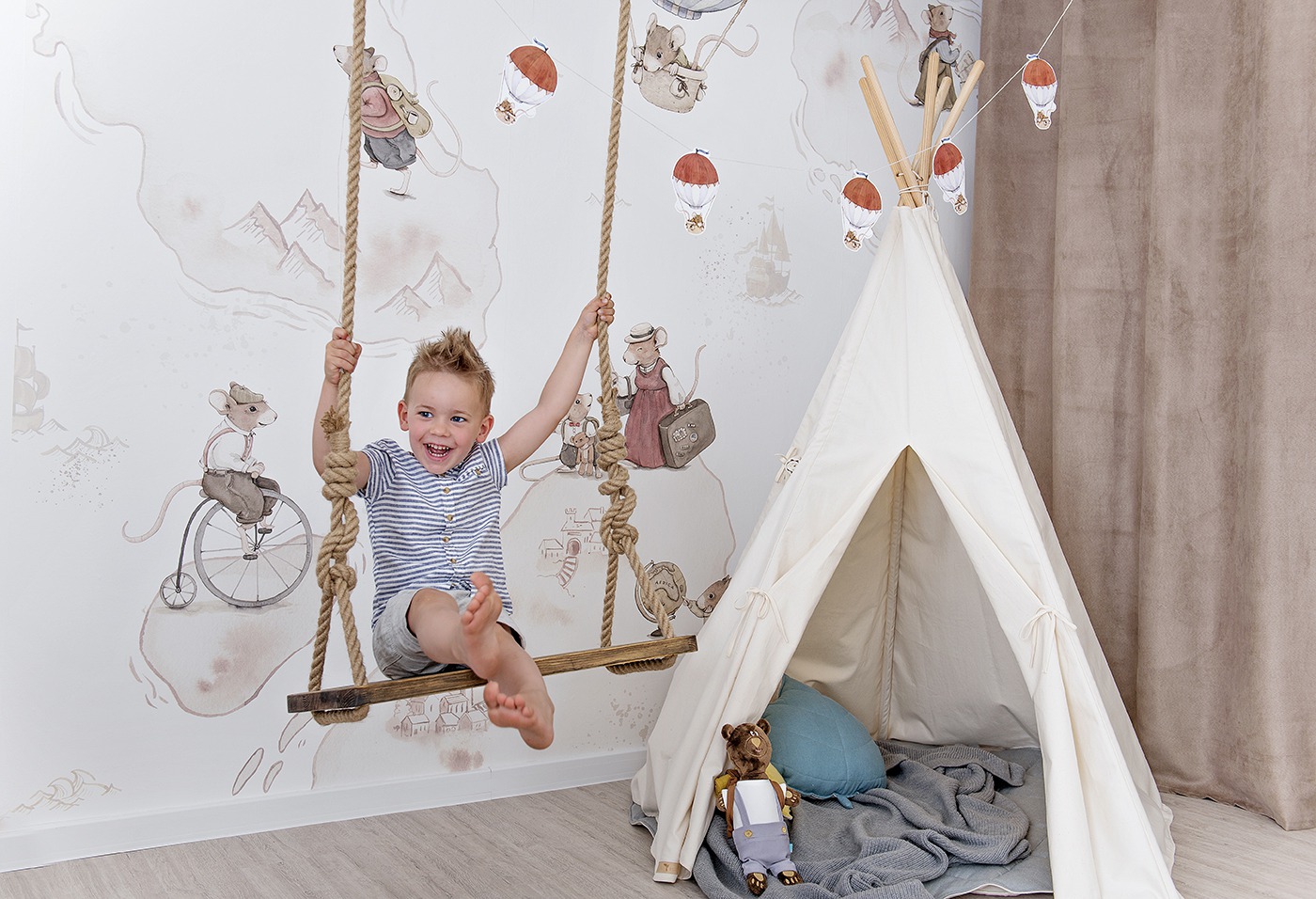 Stwórz magiczną atmosferę w pokoju dziecka z tapetą przedstawiającą myszkę podróżniczkę.