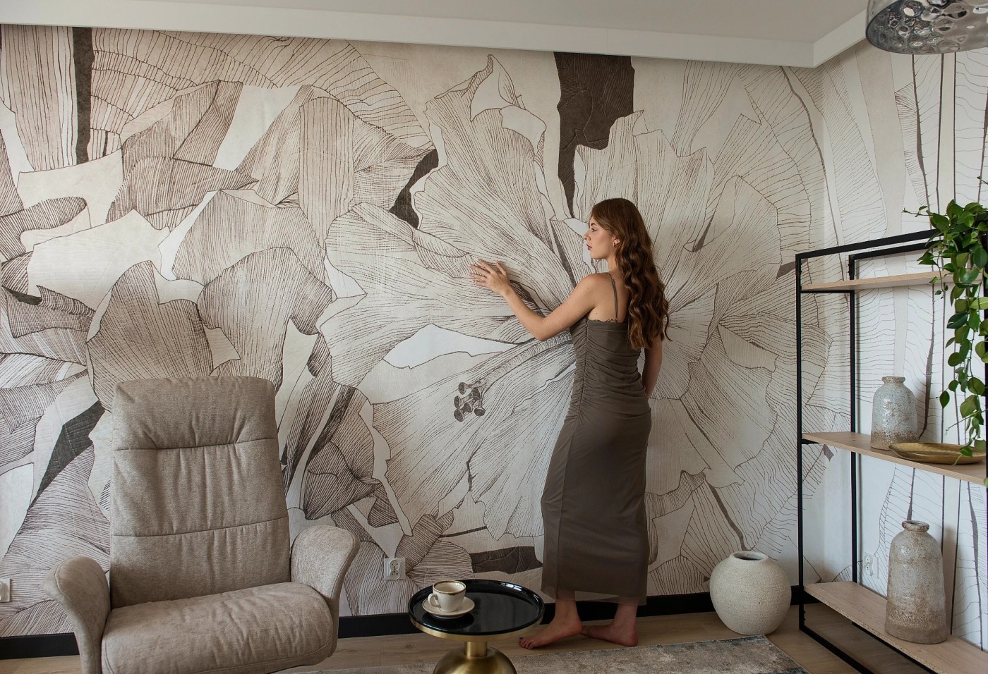 HIBISCUS - grey beige - tapeta w stylu secesyjnym do salonu lub sypialni