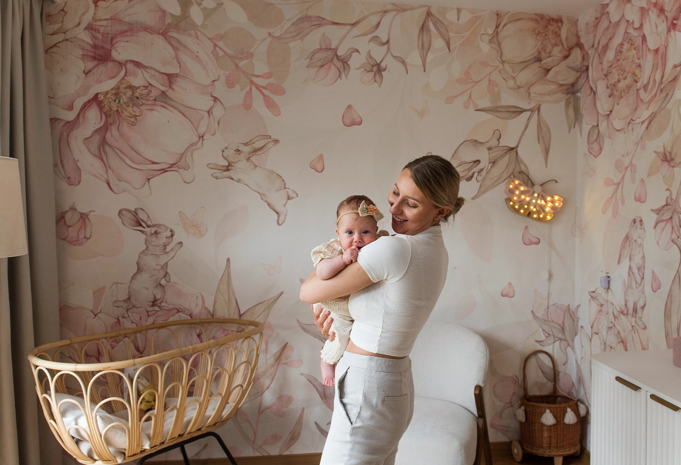 FLOWER BUNNIES - pink - tapeta dla dziewczynki z króliczkami