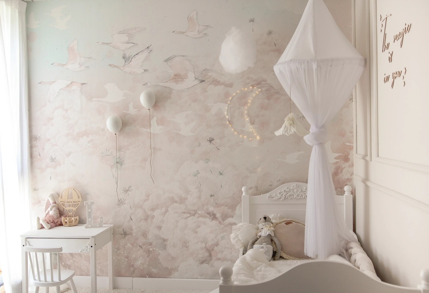 DREAM KIDS - rose - delikatna tapeta dla dziewczynki w chmury i ptaki