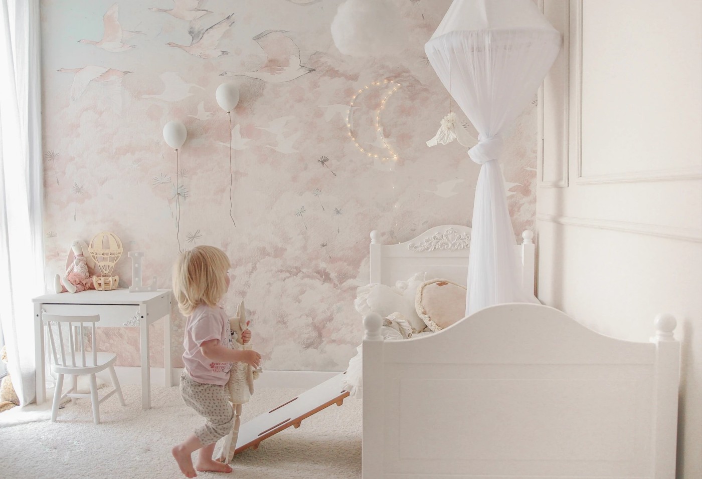 DREAM KIDS - rose - delikatna tapeta dla dziewczynki w chmury i ptaki