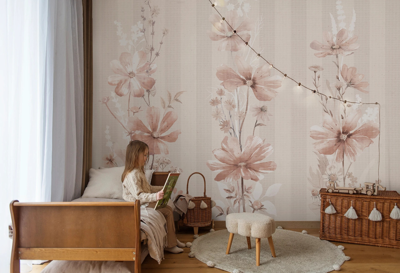 FIORELLI - beige - klasyczna tapeta w kwiaty w kolorach ziemi, tworząca przytulny i ciepły klimat w pokoju dziewczynki