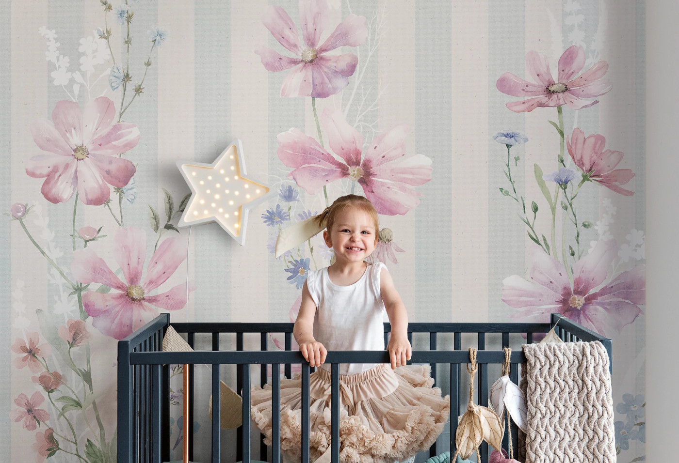 FIORELLI - lila - marzycielska tapeta w liliowe kwiaty, która doda artystycznego sznytu i elegancji w pokój dziewczynki.