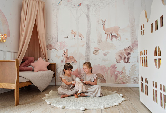 Różowa tapeta z motywem leśnym i zwierzętami w pokoju dziecięcym