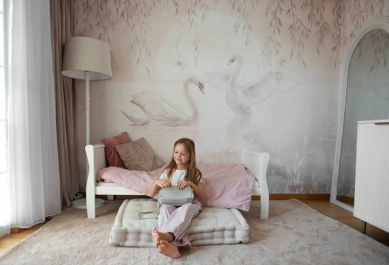 AMORE MIO NIGHT - neutral - baśniowa tapeta z łabędziami w odcieniach beżu i szarości do pokoju dziecka