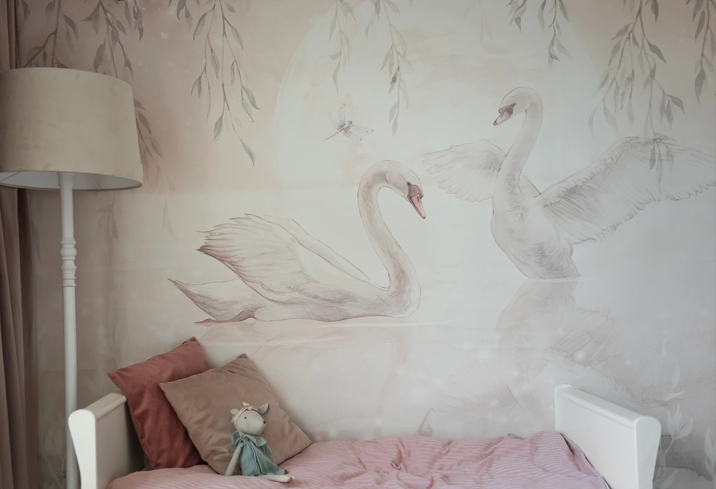 AMORE MIO NIGHT - neutral - baśniowa tapeta z łabędziami w odcieniach beżu i szarości do pokoju dziecka AMORE MIO NIGHT - neutral - baśniowa tapeta z łabędziami w odcieniach beżu i szarości do pokoju dziecka