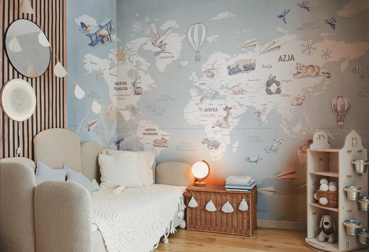 WANDERLUST – BLUE - tapeta mapa świata z samolotami i balonami WANDERLUST – BLUE - tapeta mapa świata z samolotami i balonami