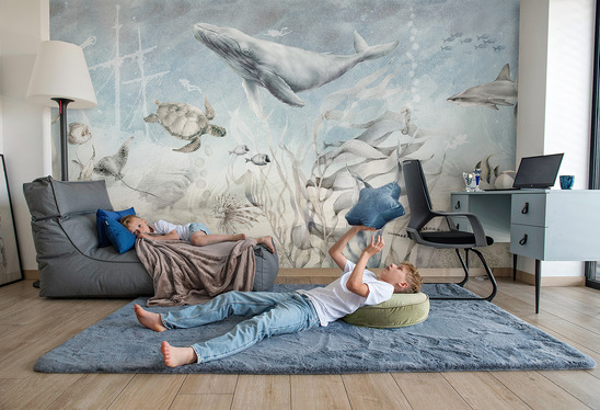 Kolorowa tapeta z wielorybem i morskimi stworzeniami w pokoju dziecięcym
