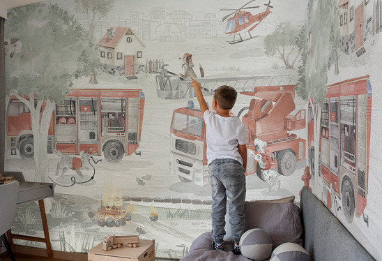 Czerwona tapeta dla dzieci z rysunkiem wozu strażackiego i zwierząt