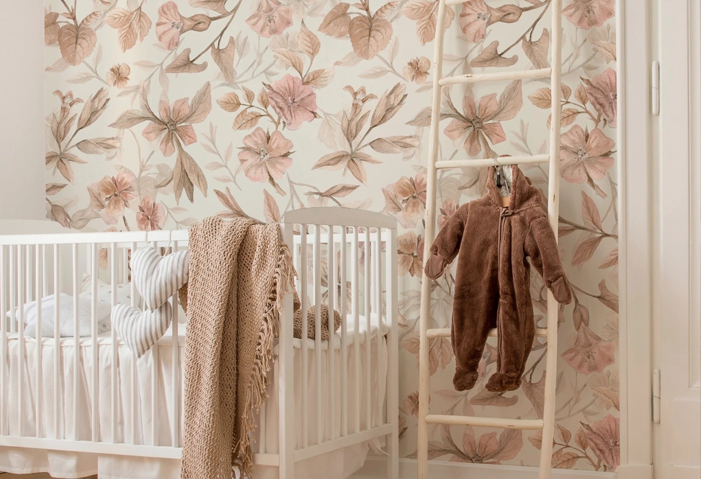 GRANDMA'S LULLABY - tapeta dla dziewczynki w różowe kwiaty