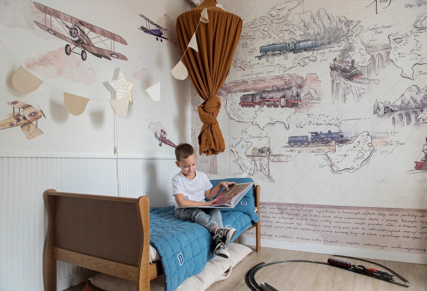 KOLEJE ŚWIATA - tapeta dla chłopca z motywem pociągów