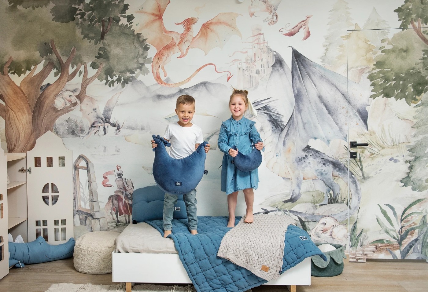 KRÓLESTWO SMOKÓW - tapeta dla dzieci z motywem fantasy