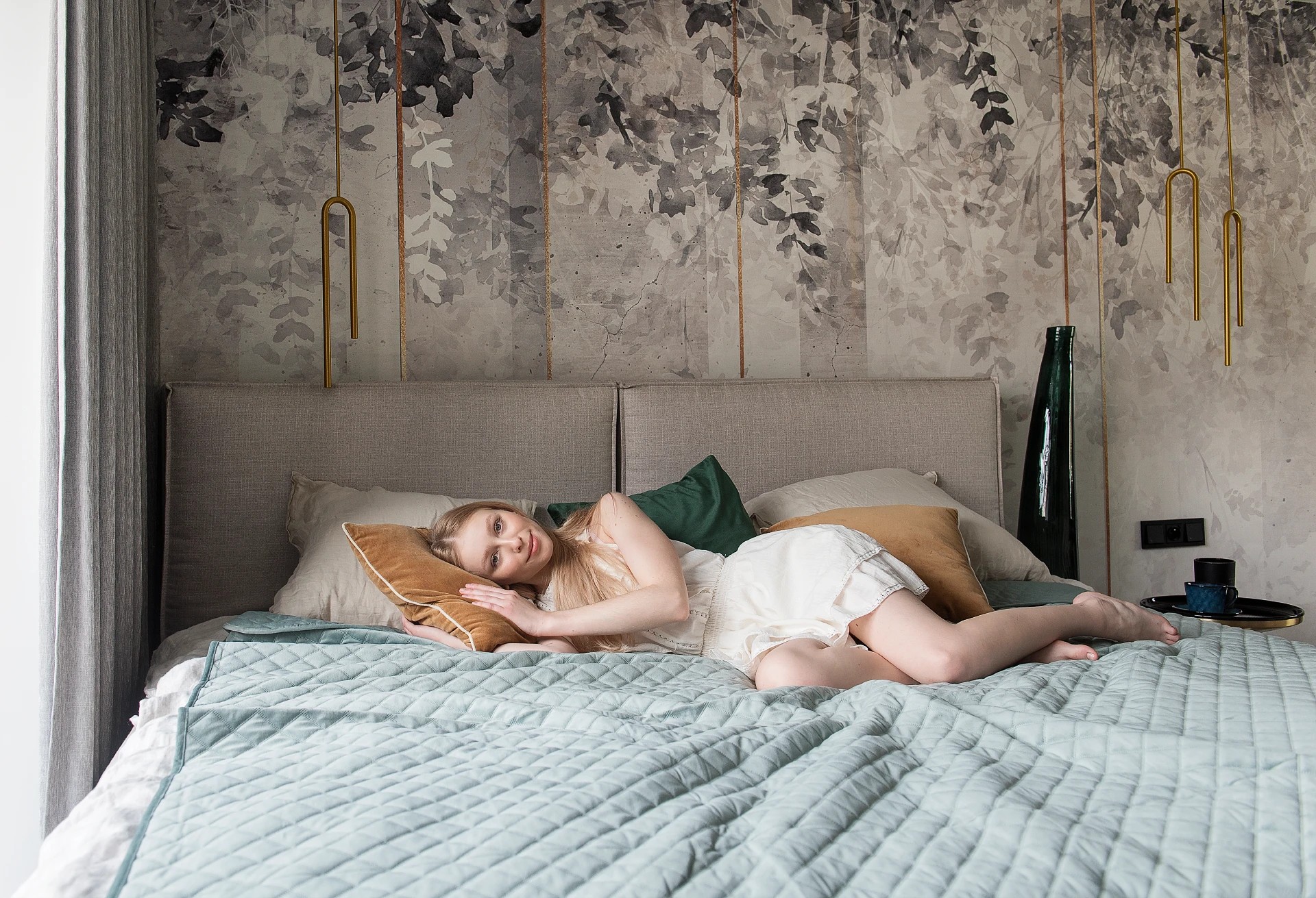 ABSTRACT FLOWERS - grey - tapeta nowoczesna ze złotymi detalami