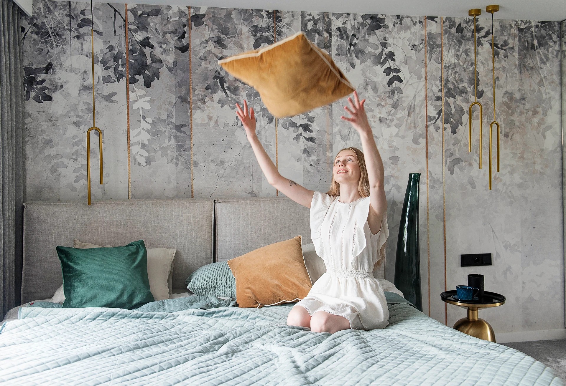 ABSTRACT FLOWERS - grey - tapeta nowoczesna ze złotymi detalami