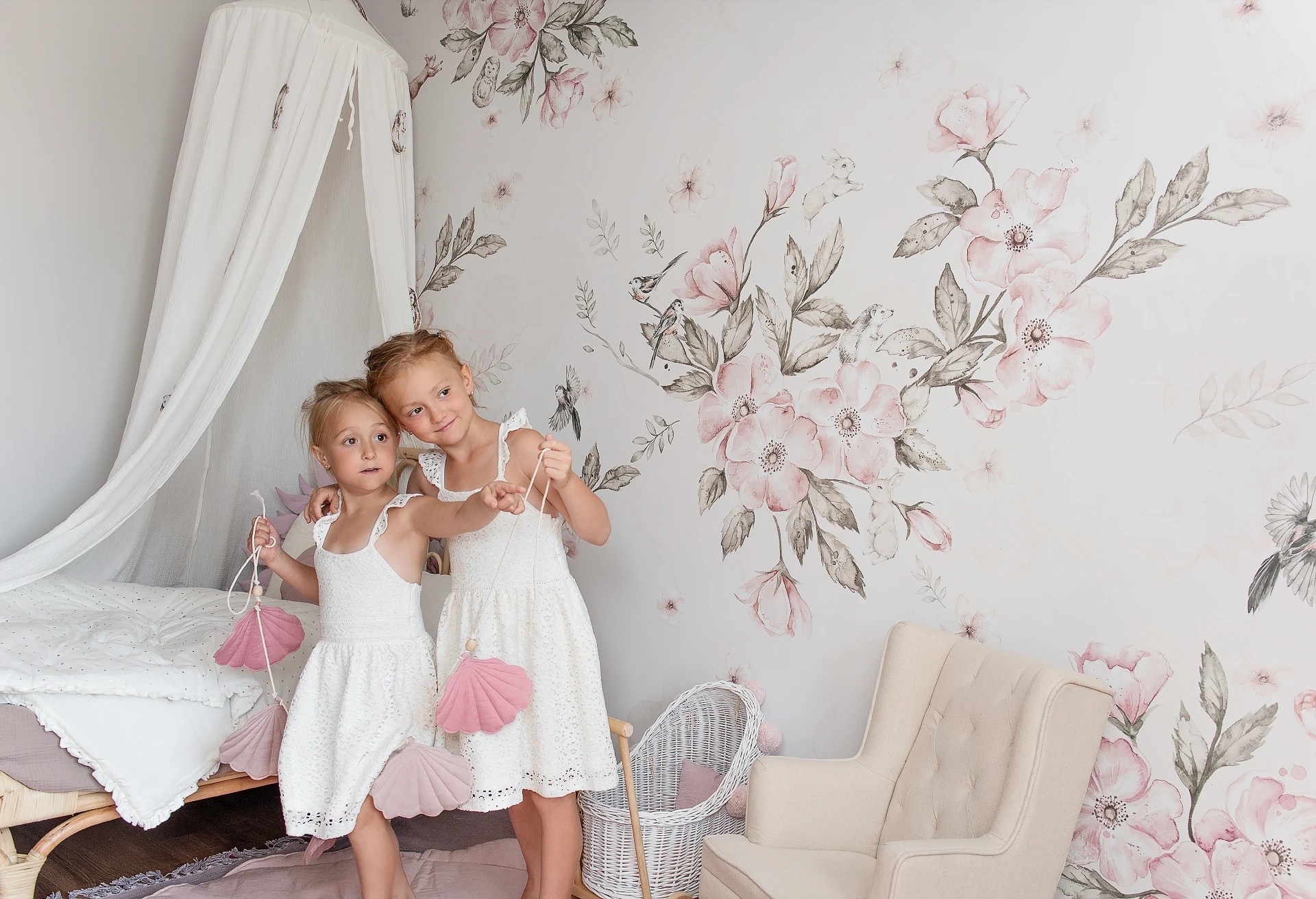 ROSE GARDEN - kwiatowa tapeta dla dziewczynki