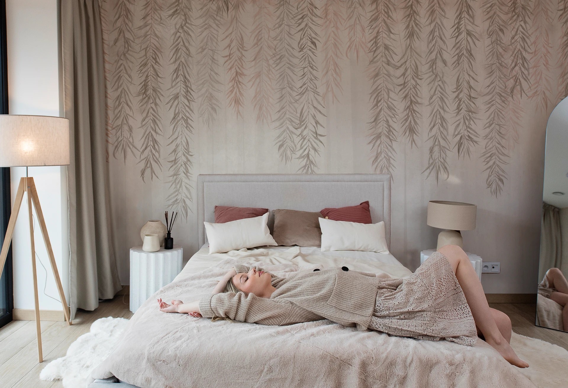 BOTANICA - coral - tapeta z motywem leśnym do salonu lub sypialni