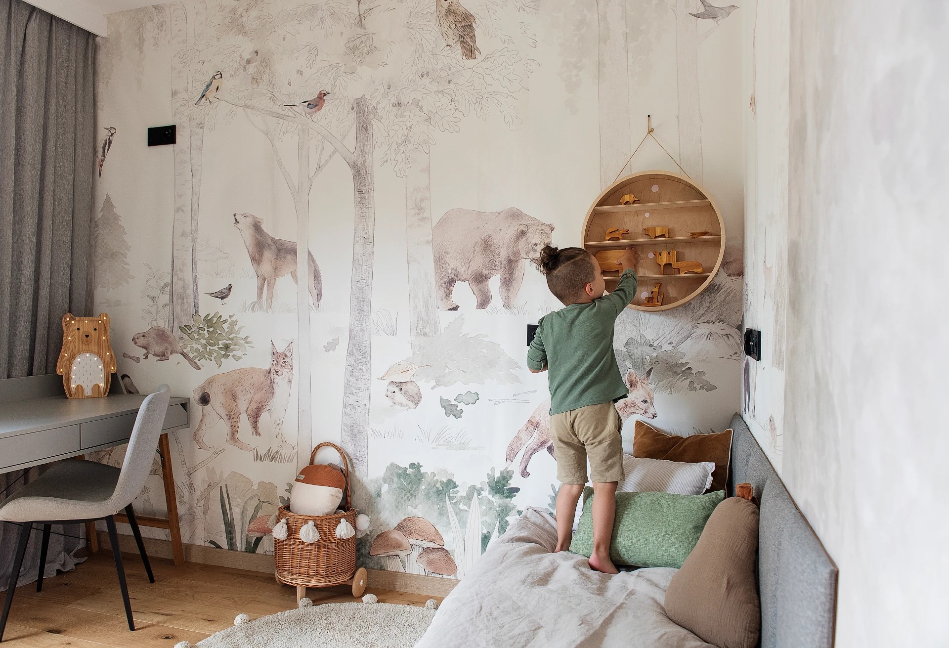 WOODLET FAMILY - green - leśna tapeta dla dzieci