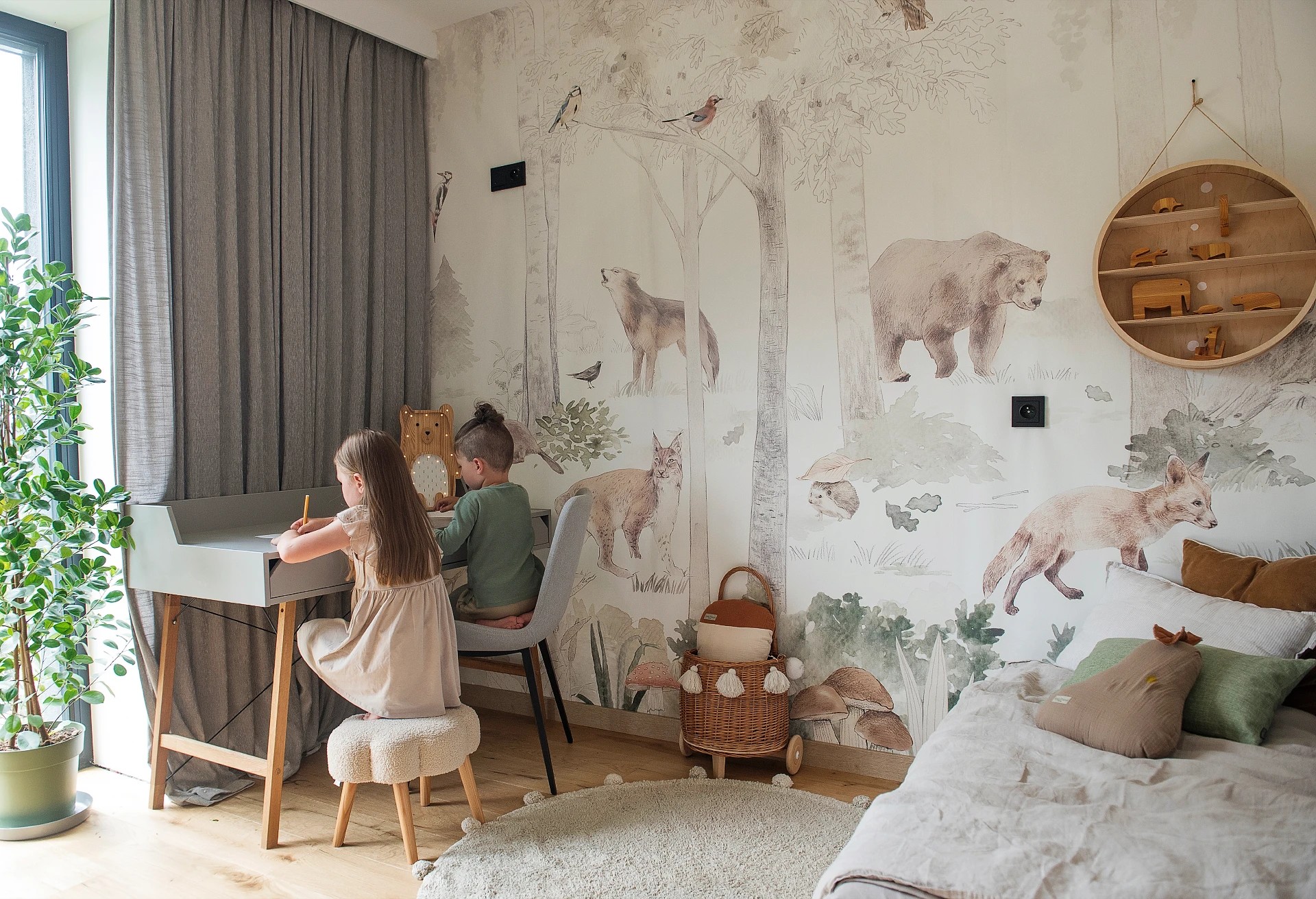 WOODLET FAMILY - green - leśna tapeta dla dzieci