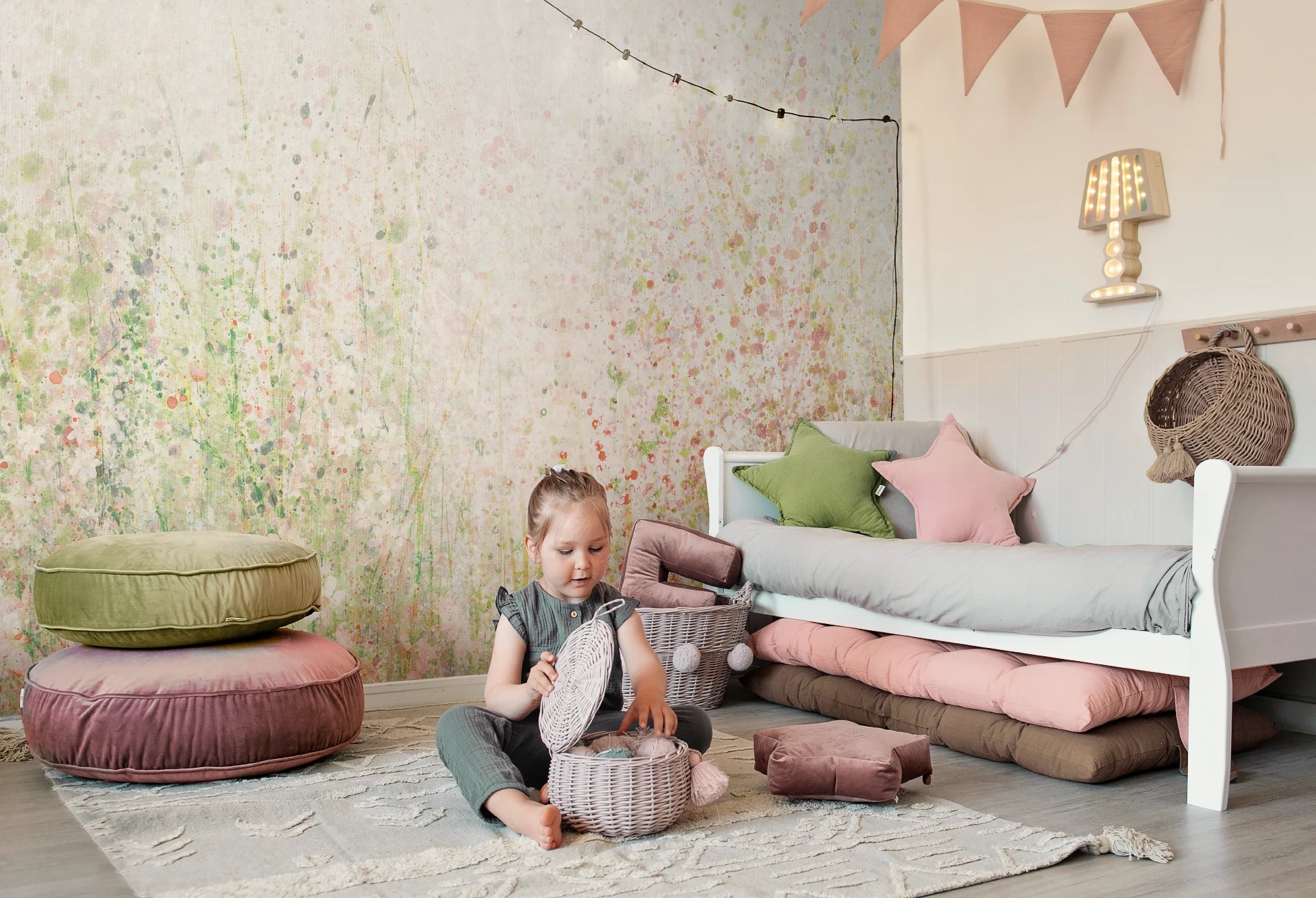 DAISY - green - tapeta w drobne kwiaty dla nastolatki