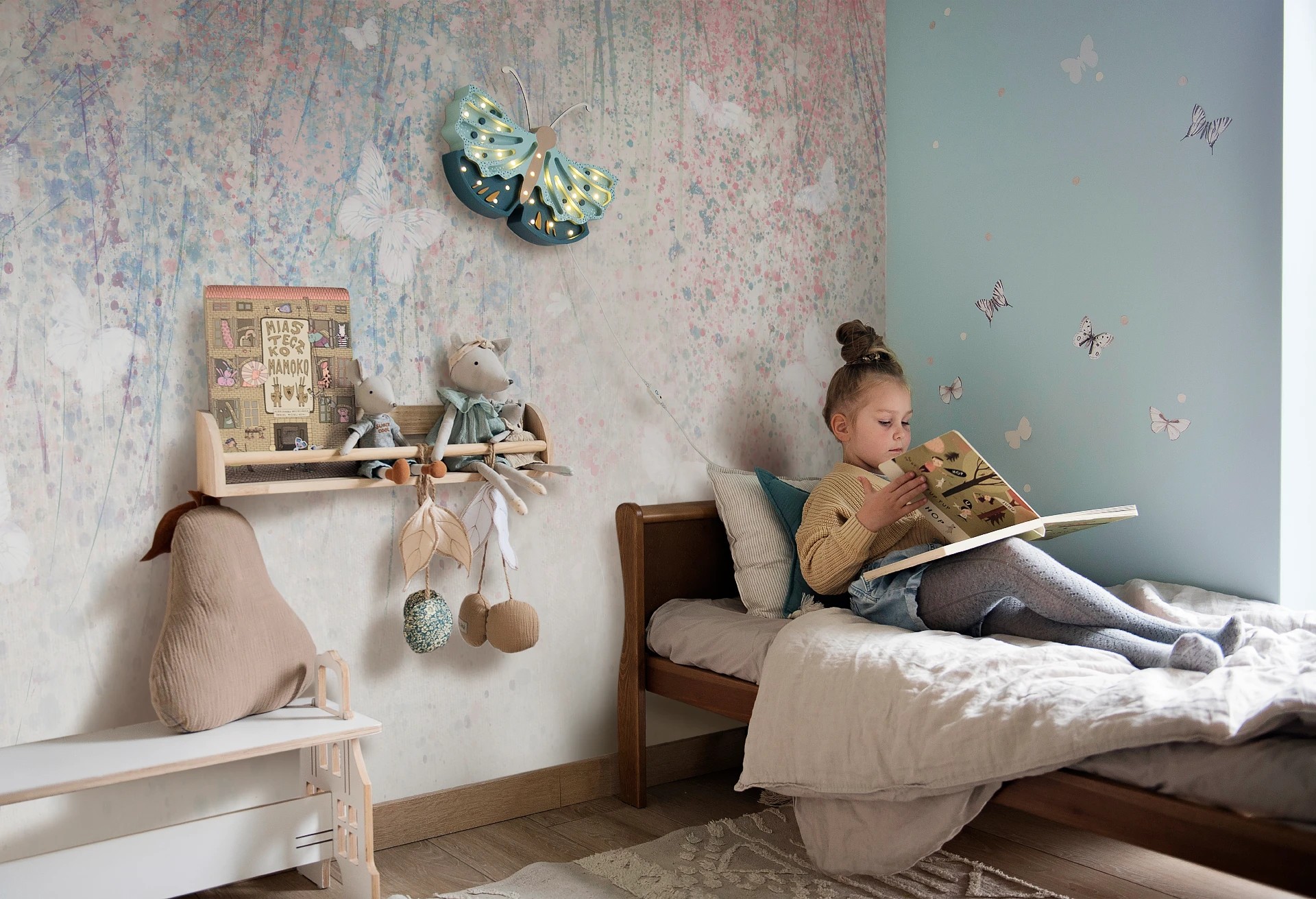 DAISY UP - powder - tapeta z motywem łąki dla nastolatki