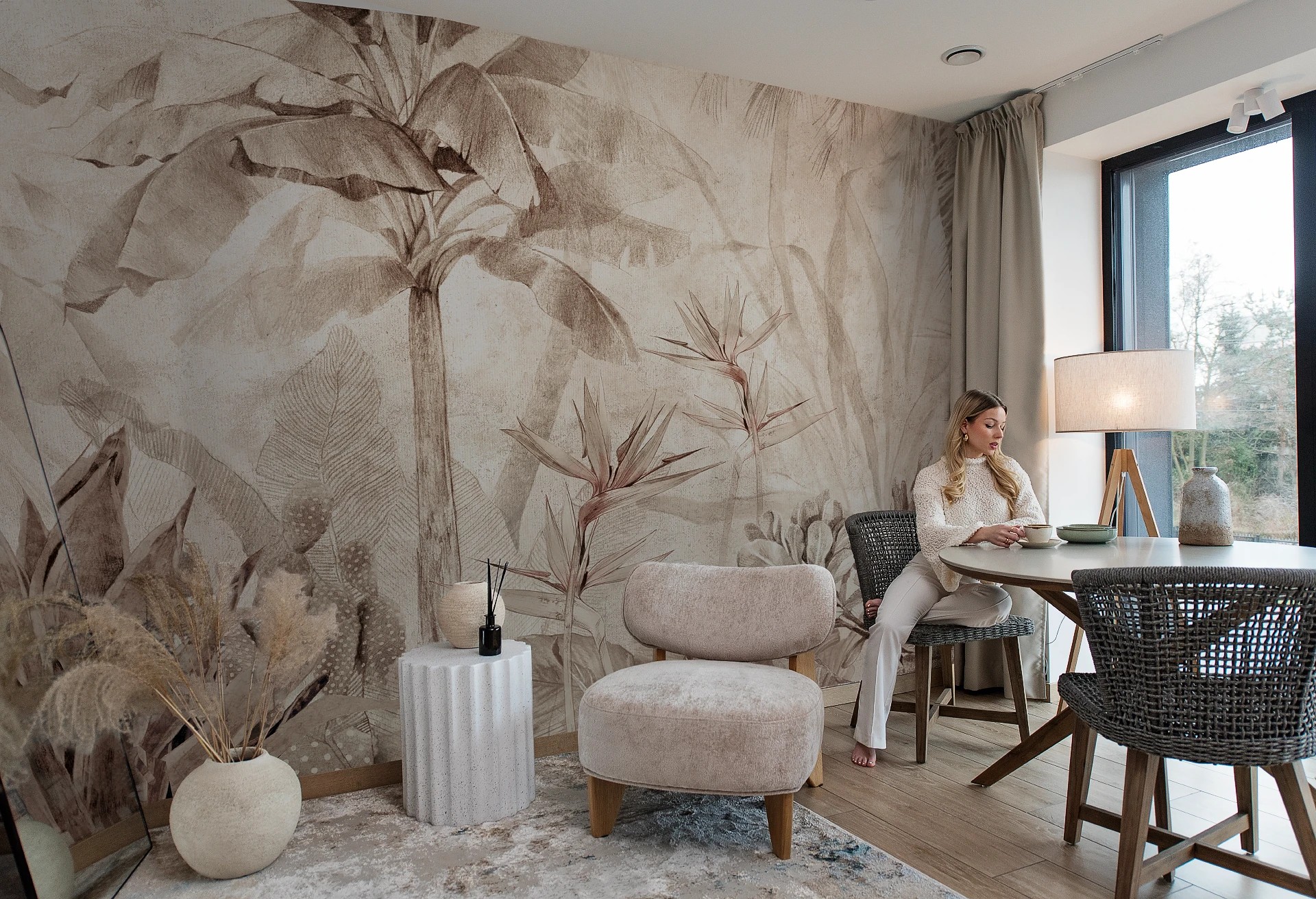 PARADISE - warm beige - tapeta w tropikalne rośliny do salonu lub sypialni