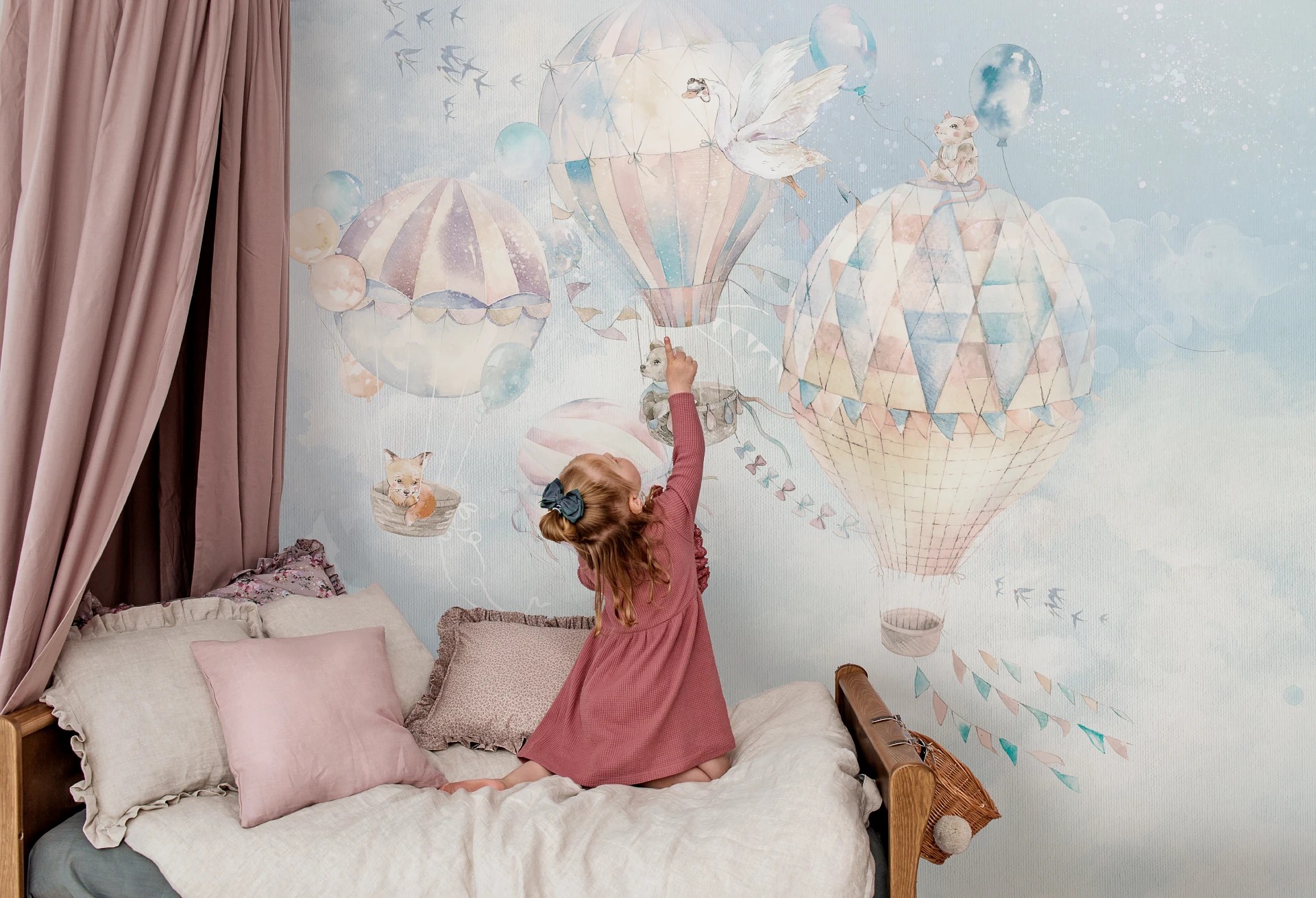 BALLOONS - rainbow - tapeta dla maluszka z balonami w chmurach