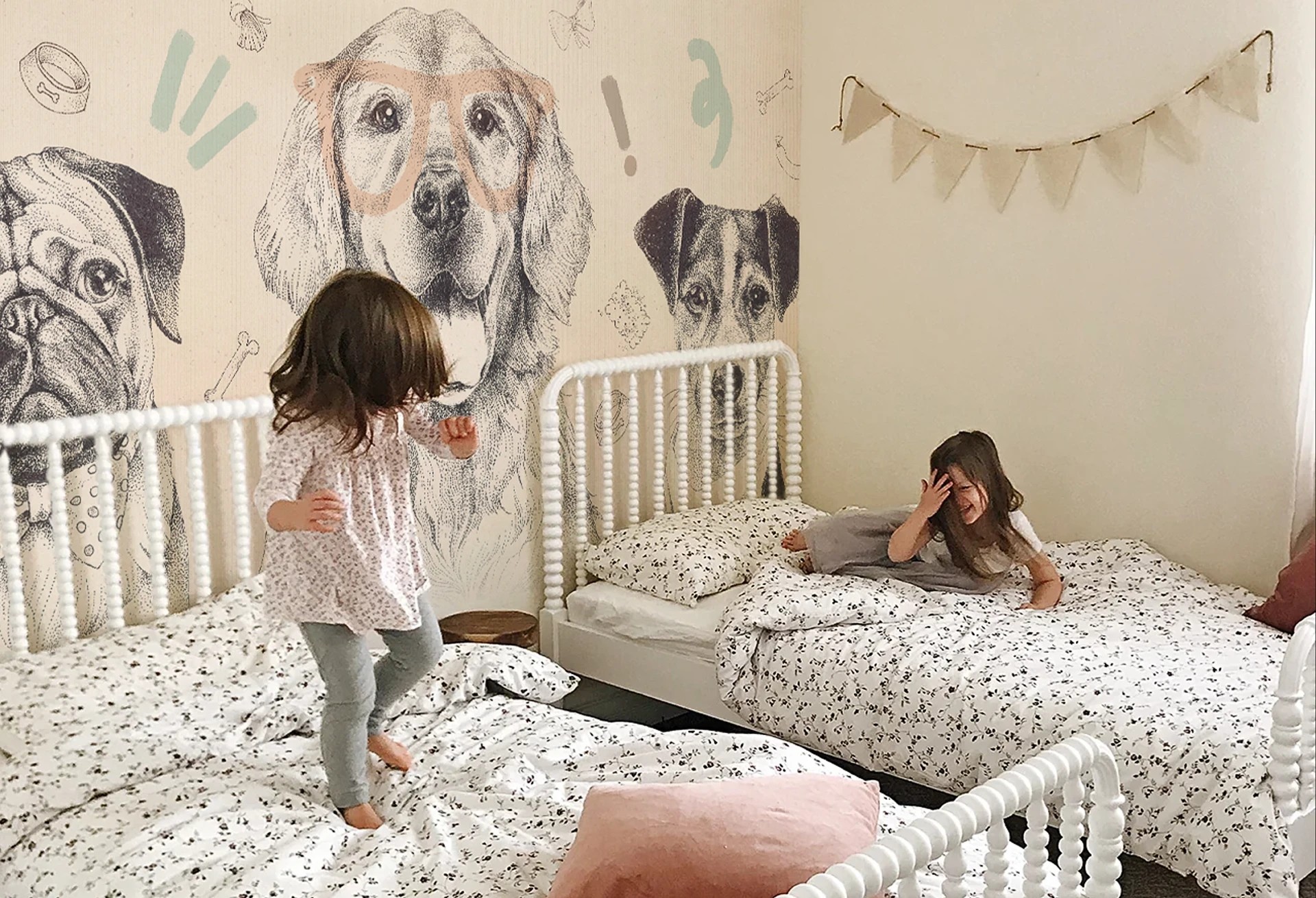 DOGGIES - beige - tapeta w pieski do pokoju dziecięcego