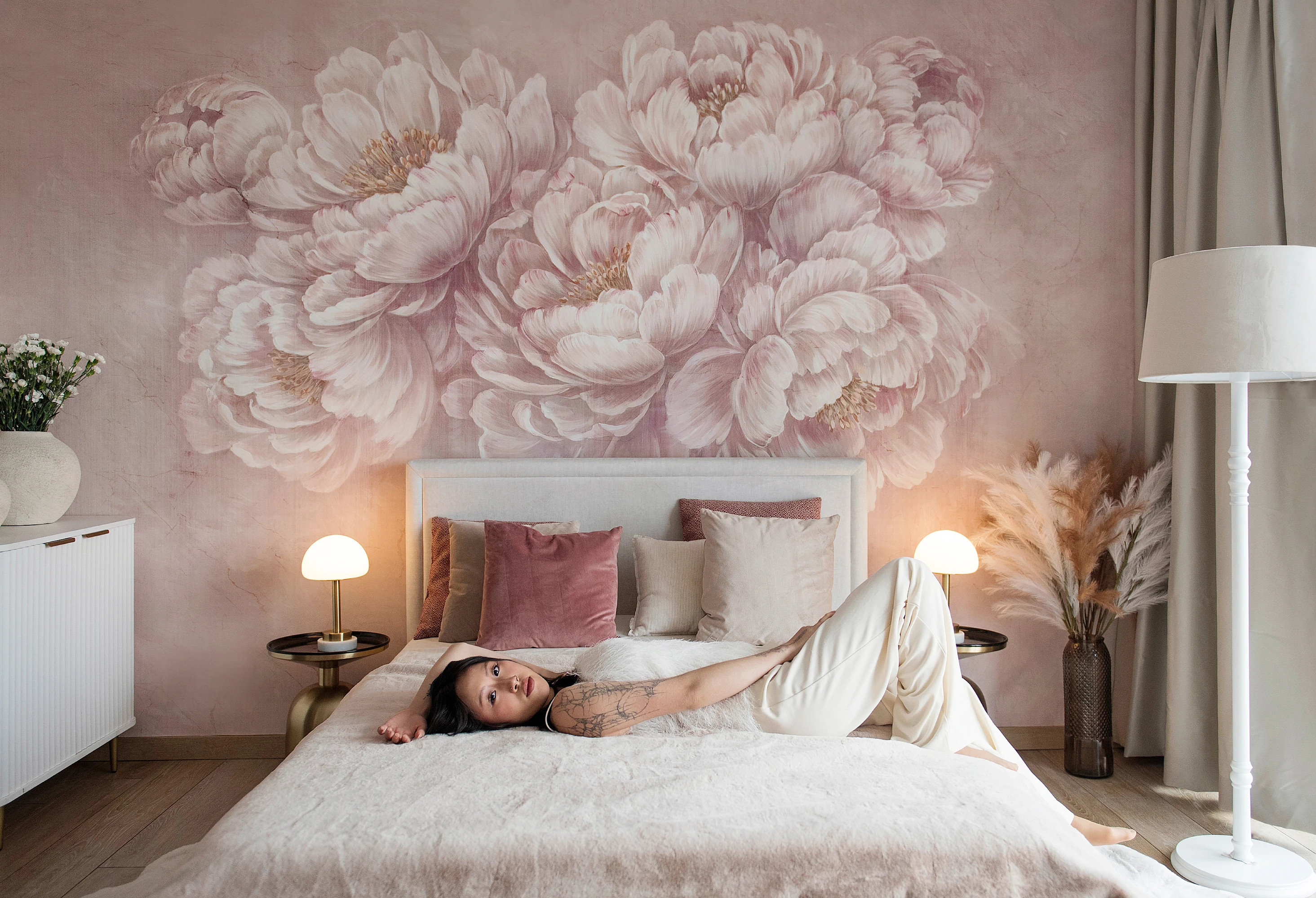 BELLE - plum- tapeta w malownicze kwiaty do salonu i sypialni