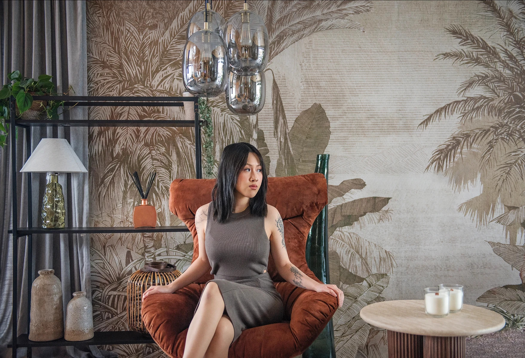 BORNEO - green - tapeta w  elegancki, minimalistyczny motyw palm.