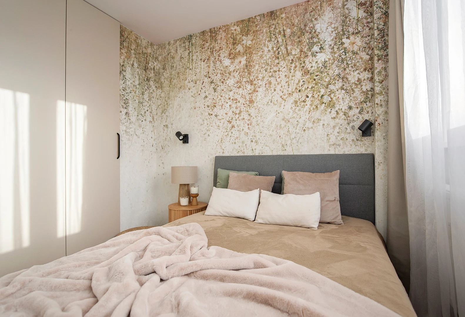 DAISY UP -olive - tapeta w subtelne motywy roślinne do salonu lub sypialni