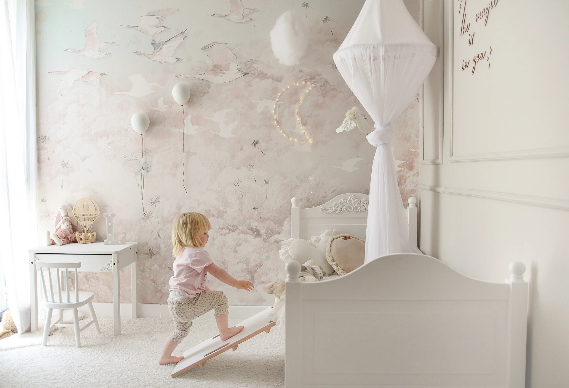 DREAM KIDS - rose - delikatna tapeta dla dziewczynki w chmury i ptaki