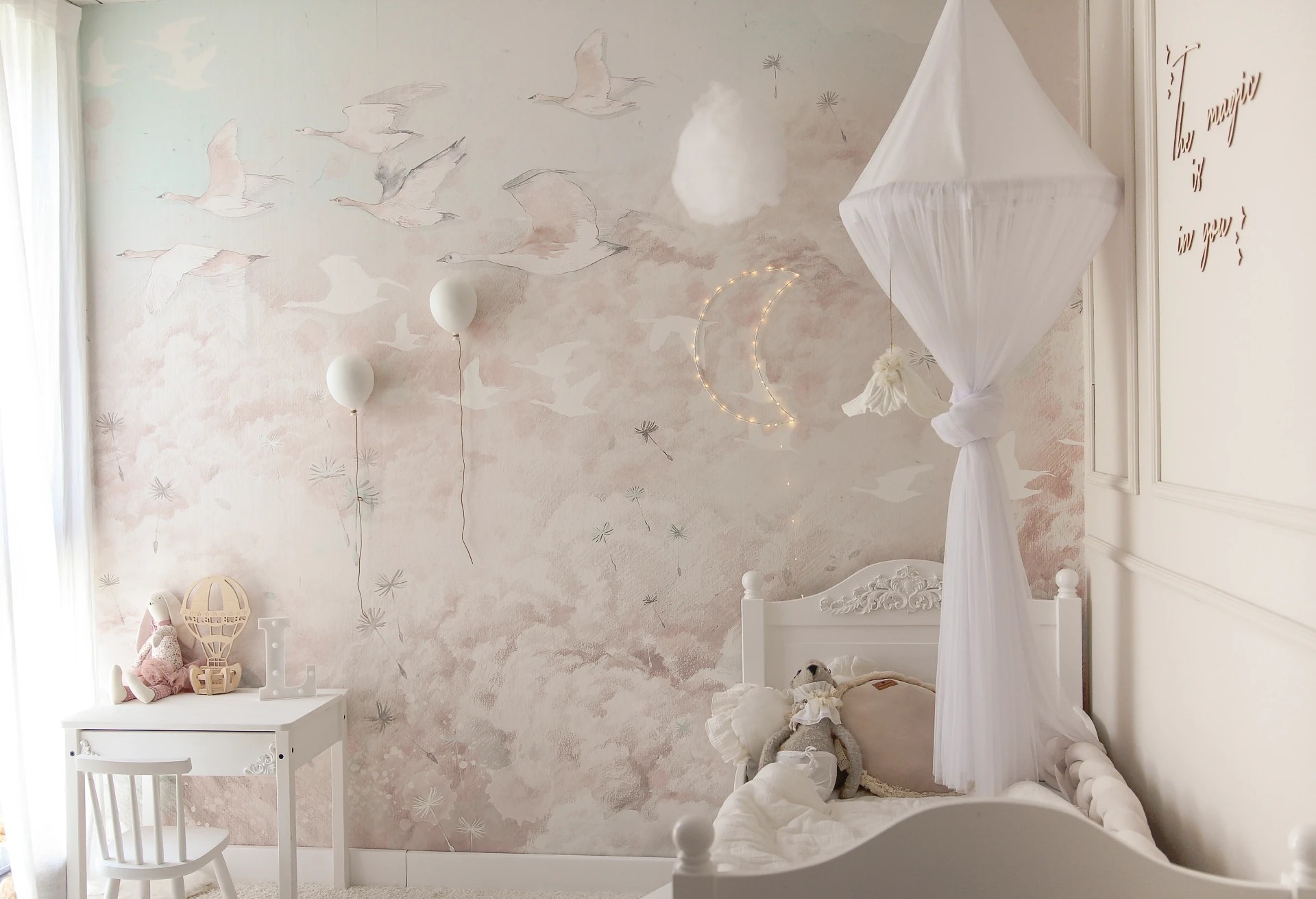 DREAM KIDS - rose - delikatna tapeta dla dziewczynki w chmury i ptaki