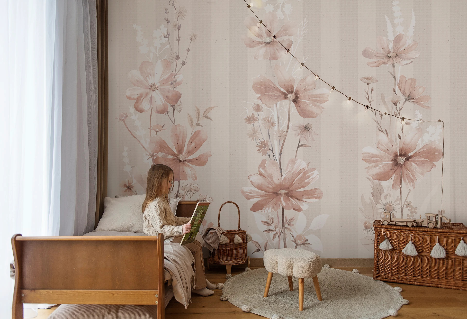 FIORELLI - beige - klasyczna tapeta w kwiaty w kolorach ziemi, tworząca przytulny i ciepły klimat w pokoju dziewczynki