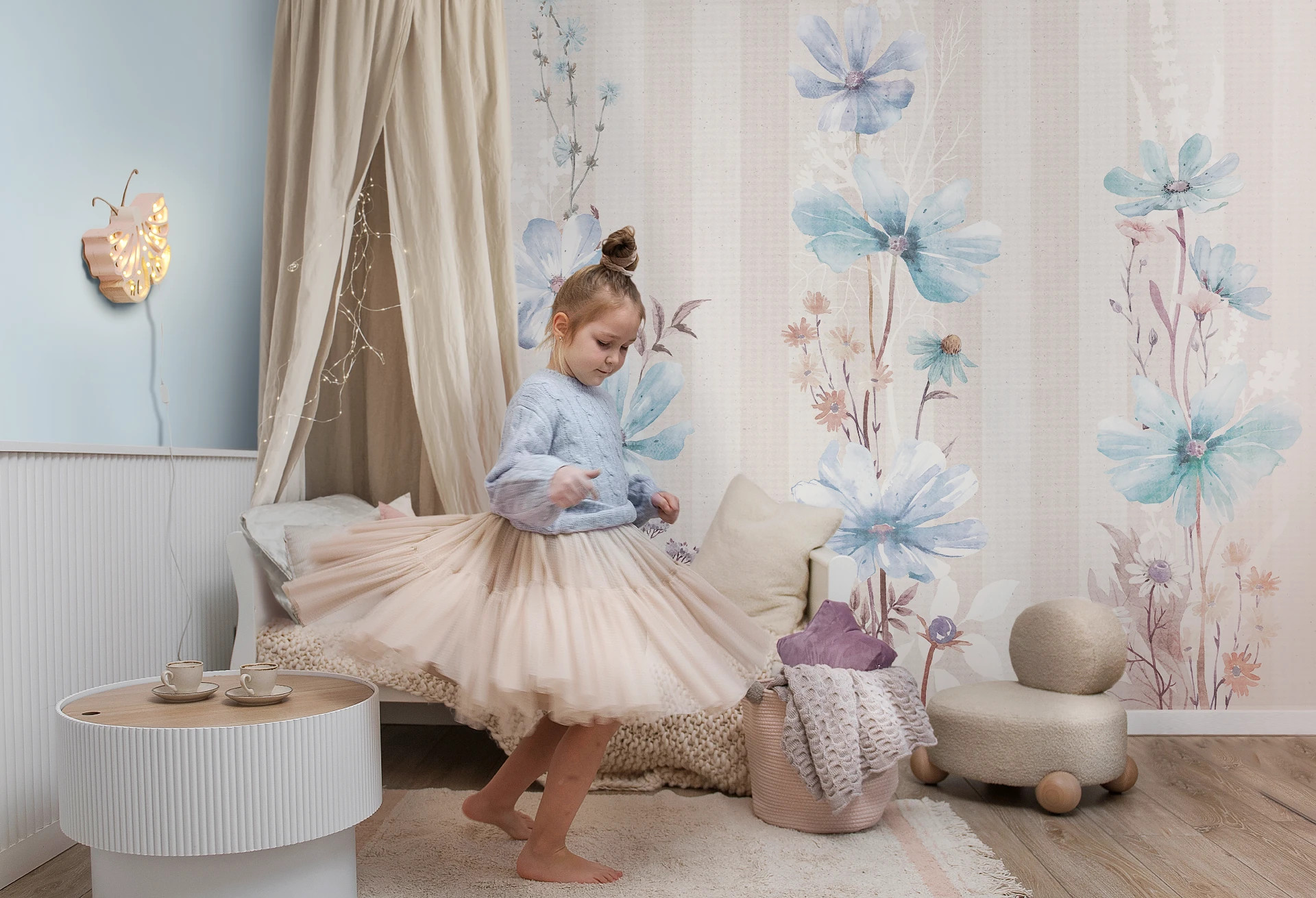 FIORELLI - blue - relaksująca tapeta w błękitne kwiaty, idealna do stworzenia oazy spokoju w pokoju dziewczynki