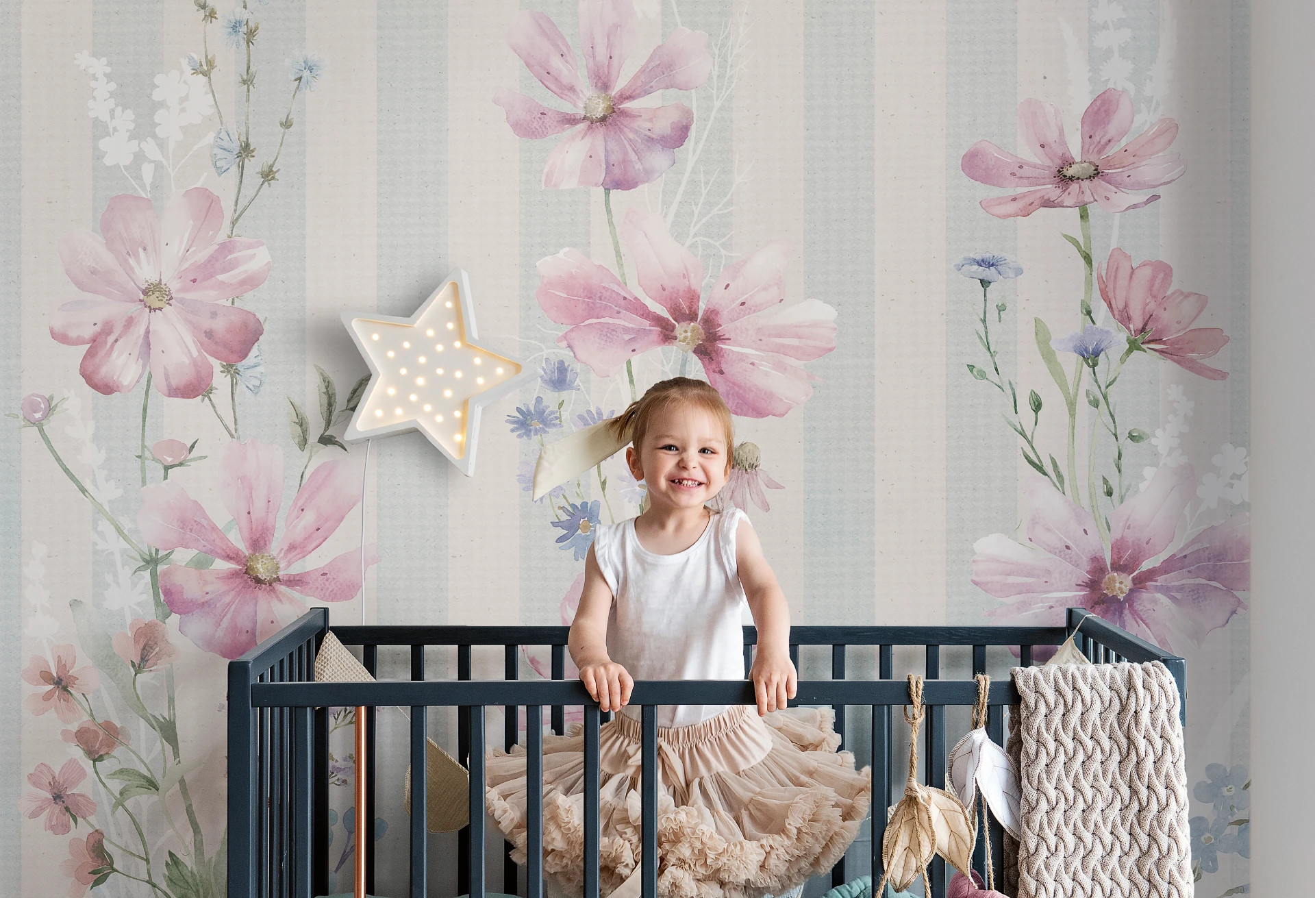 FIORELLI - lila - marzycielska tapeta w liliowe kwiaty, która doda artystycznego sznytu i elegancji w pokój dziewczynki.