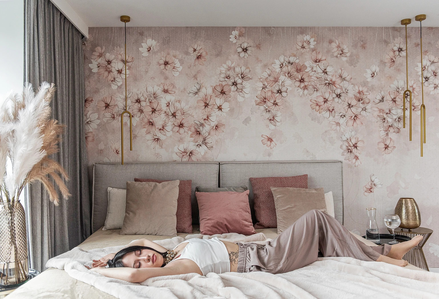 ARIOSA - rose - tapeta w kaskadę kwiatów w kolorze różu do salonu lub sypialni