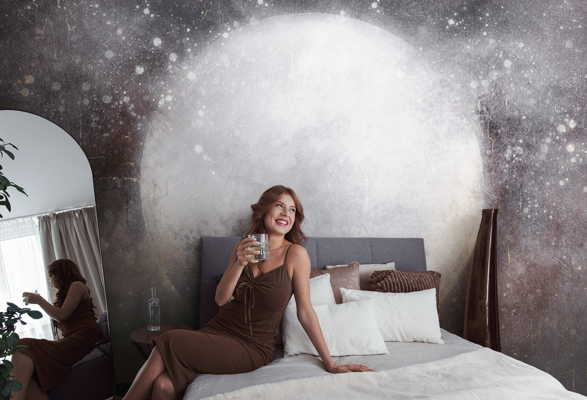 MOONLIGHT - warm grey - elegancka tapeta do salonu z dużym księżycem