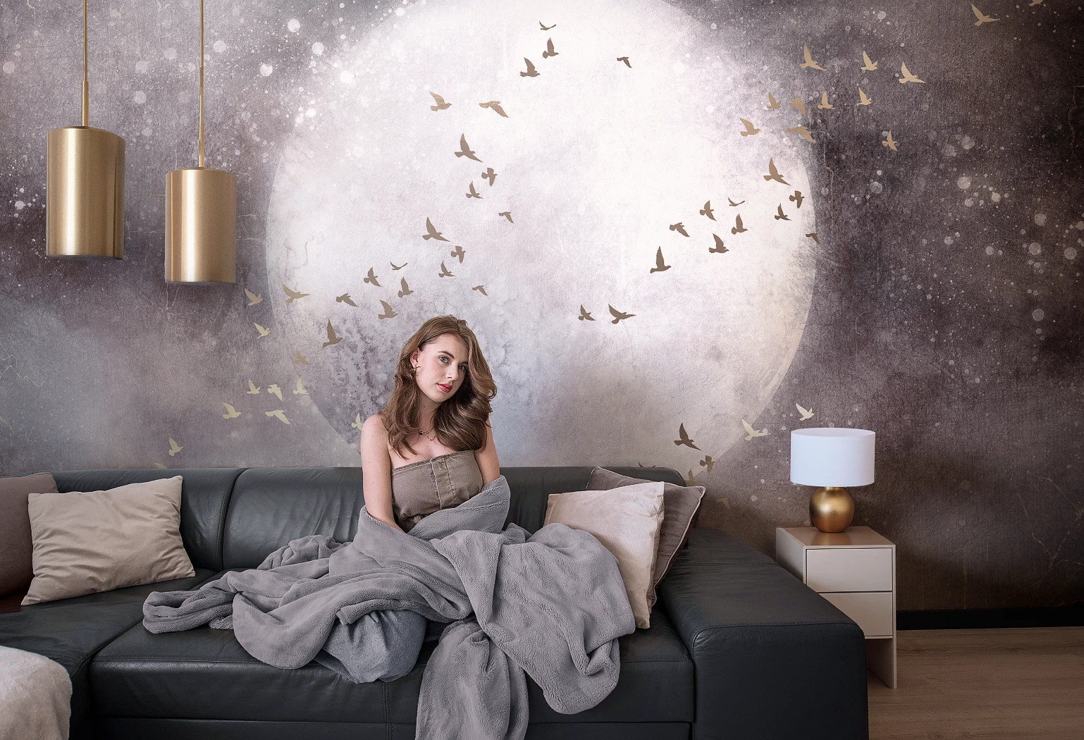 MOONLIGHT FLY - warm grey - tapeta salonowa z księżycem i ptakami