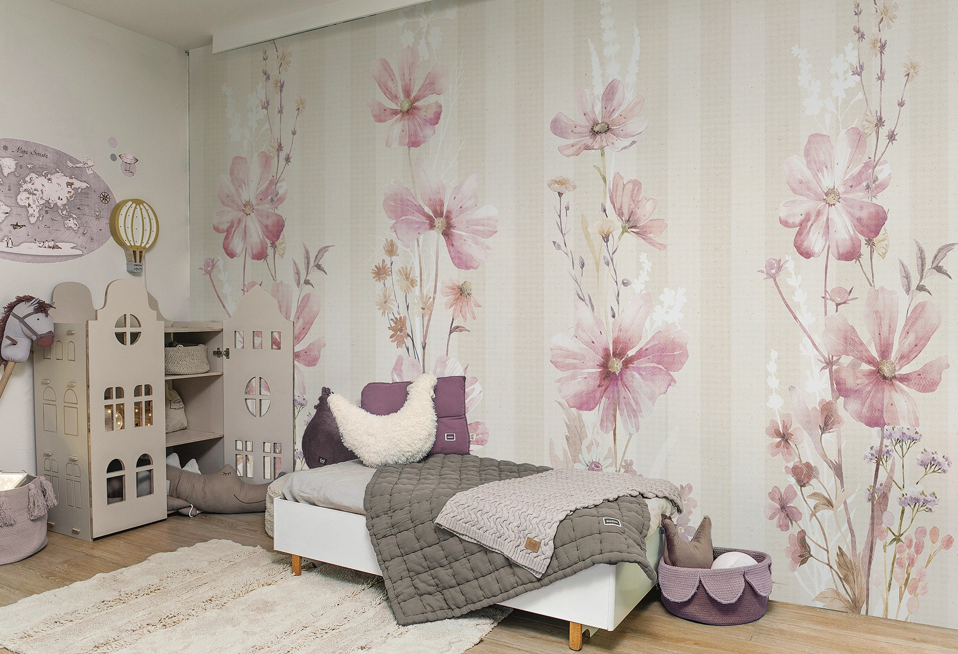 FIORELLI - pink - subtelna tapeta w pastelowe kwiaty, która zamieni pokój dziewczynki w baśniowy, kwitnący ogród