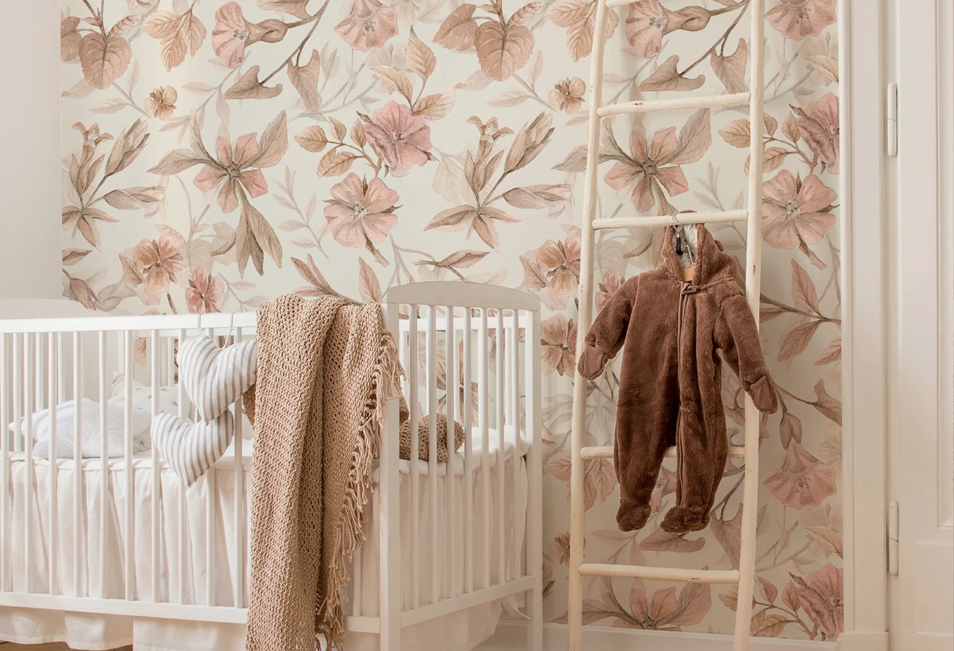 GRANDMA'S LULLABY - tapeta dla dziewczynki w różowe kwiaty