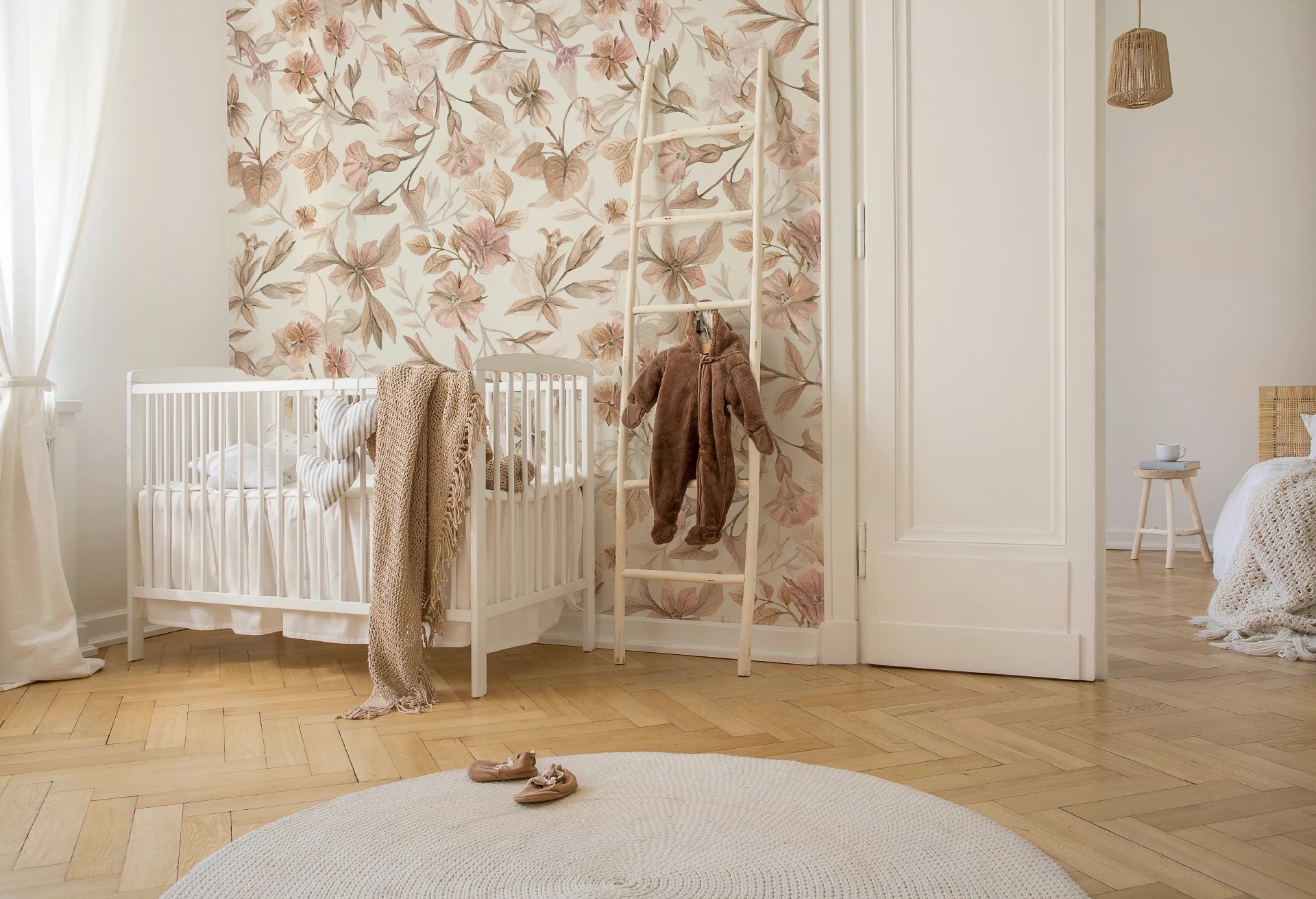 GRANDMA'S LULLABY - tapeta dla dziewczynki w różowe kwiaty