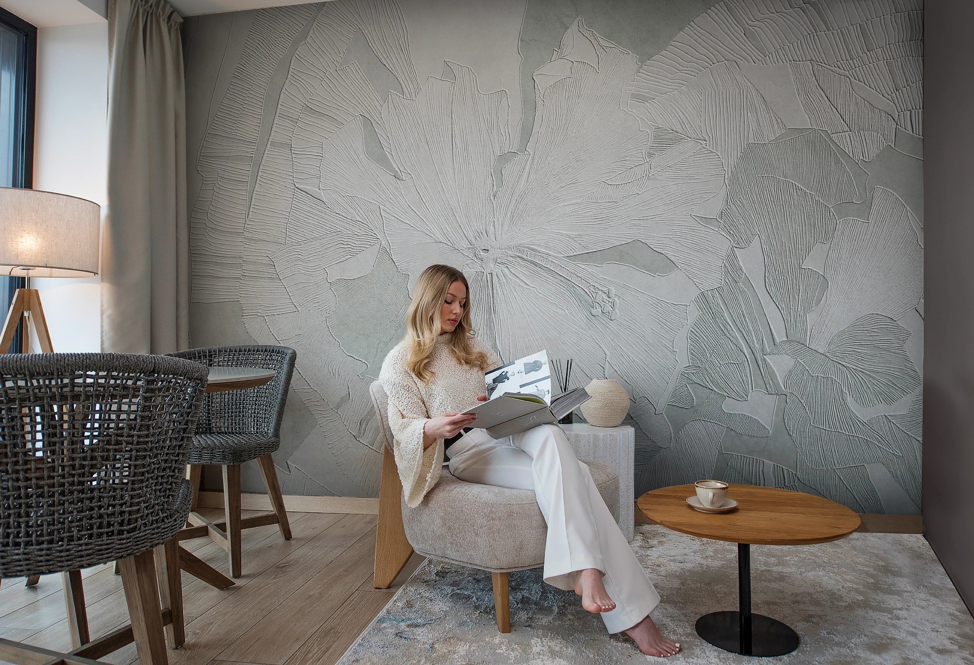 HIBISCUS RELIEF - sage grey - tapeta w duże kwiaty do salonu lub sypialni