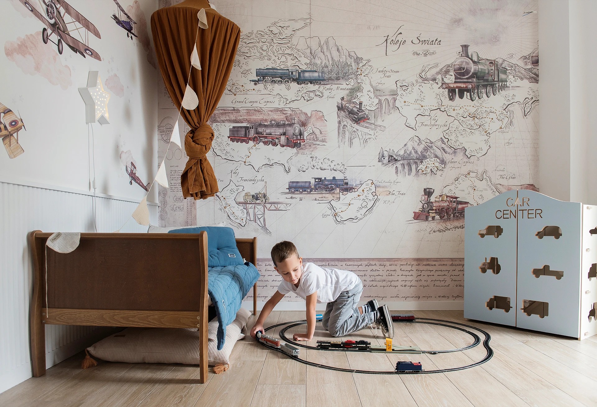 KOLEJE ŚWIATA - tapeta dla chłopca z motywem pociągów