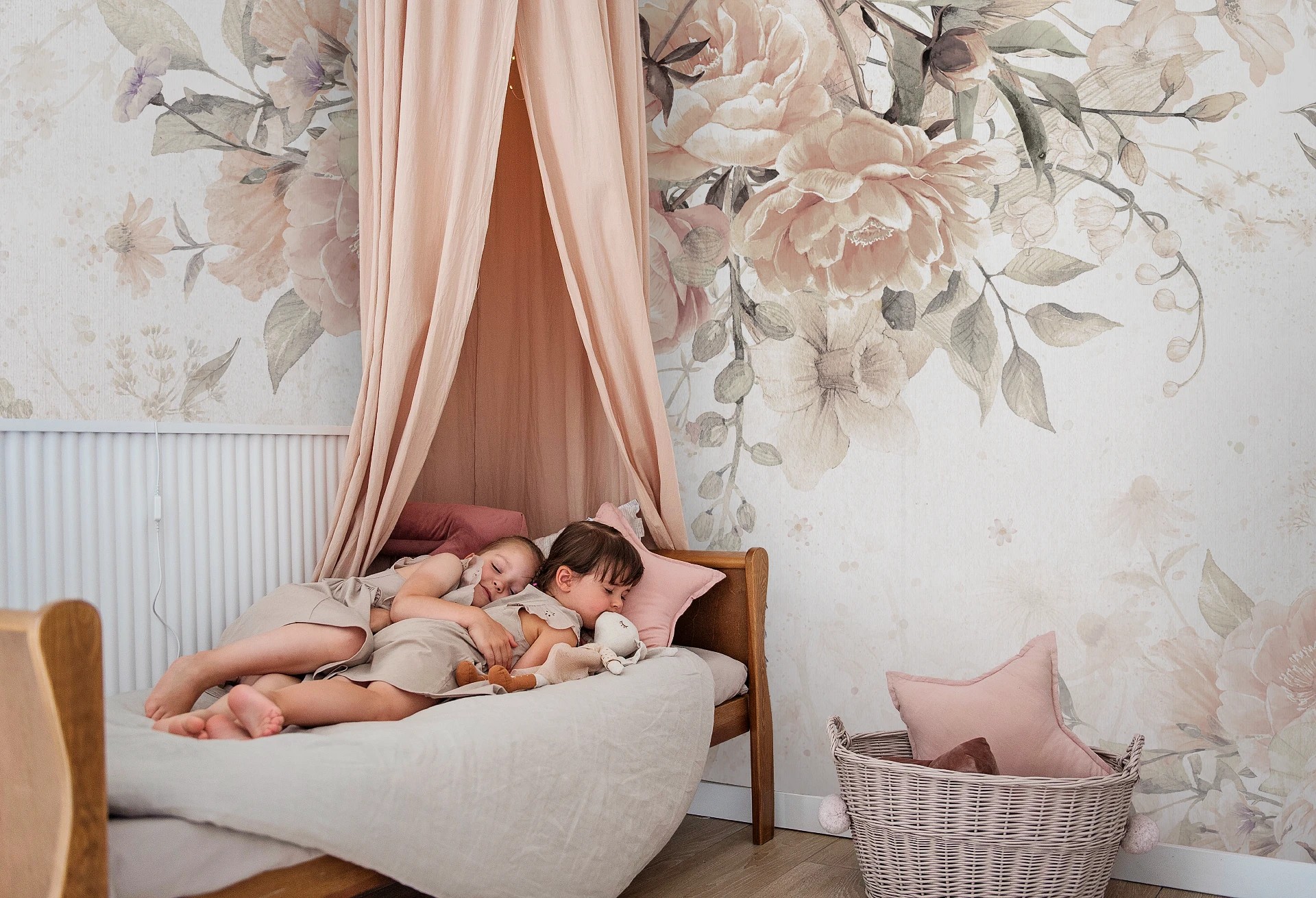 BLOOM BOUQUET - beige - tapeta w kwiaty do pokoju dziecięcego