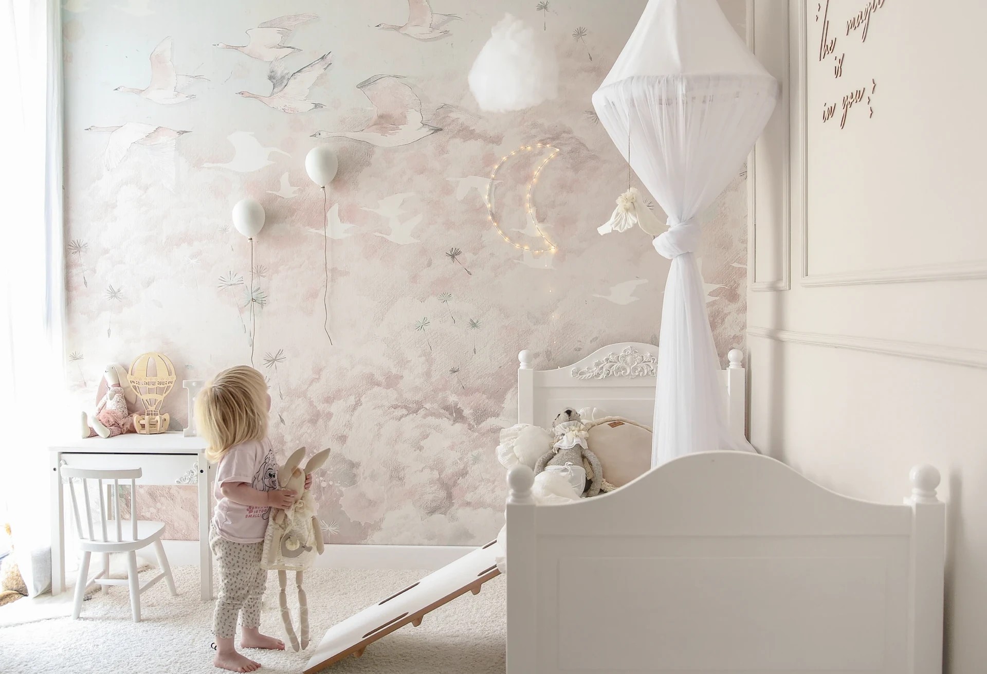 DREAM KIDS - rose - delikatna tapeta dla dziewczynki w chmury i ptaki