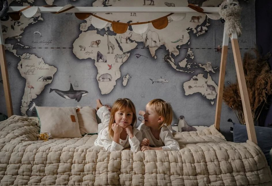 Tapeta mapa do pokoju dziecka — jak łączyć ją z innymi elementami wystroju?