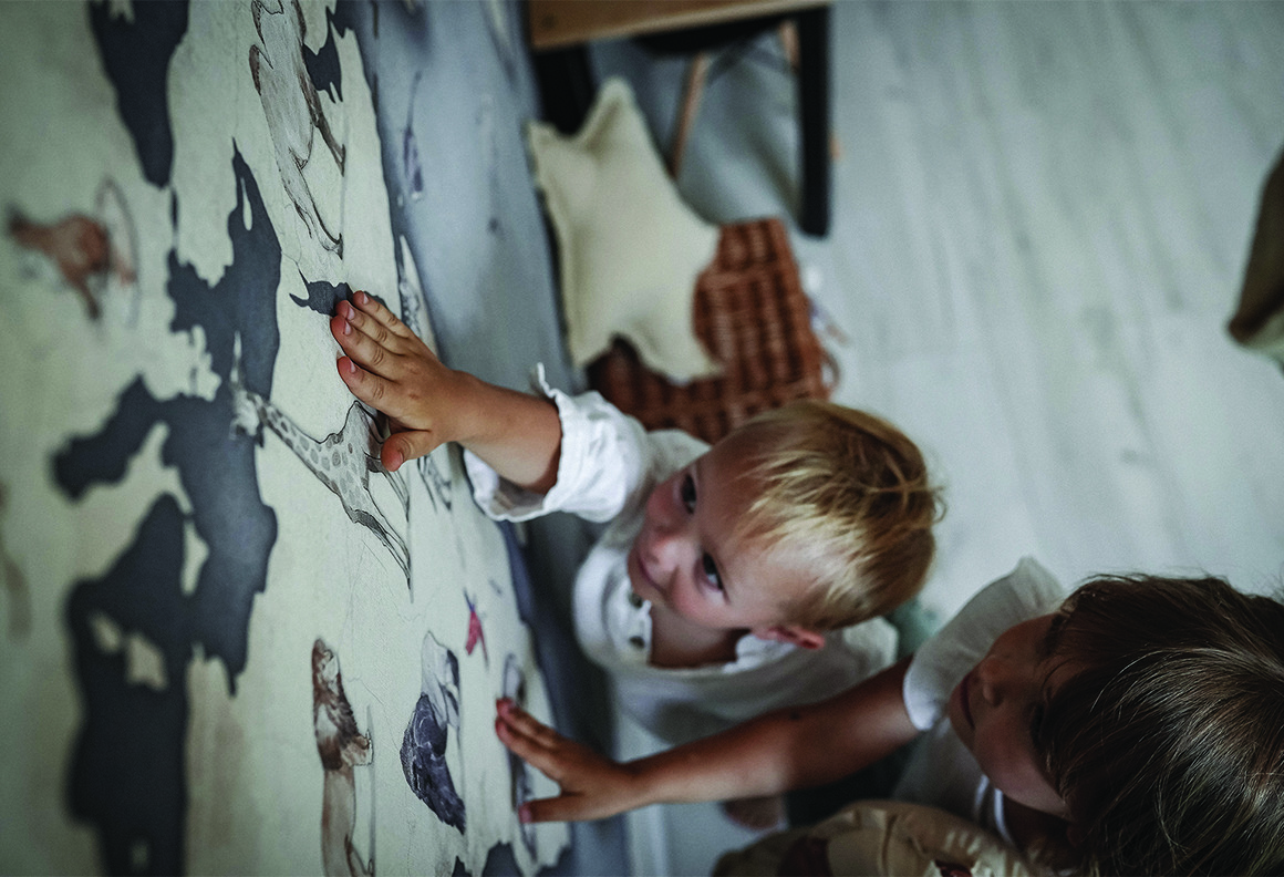 Świat w zasięgu ręki - mapa świata jako tapeta dla dzieci