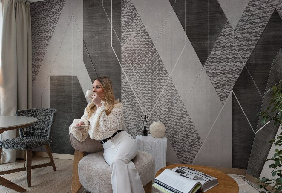 Tapeta do przedpokoju – jakie wzory optycznie powiększą wąski korytarz, a jakich lepiej unikać?